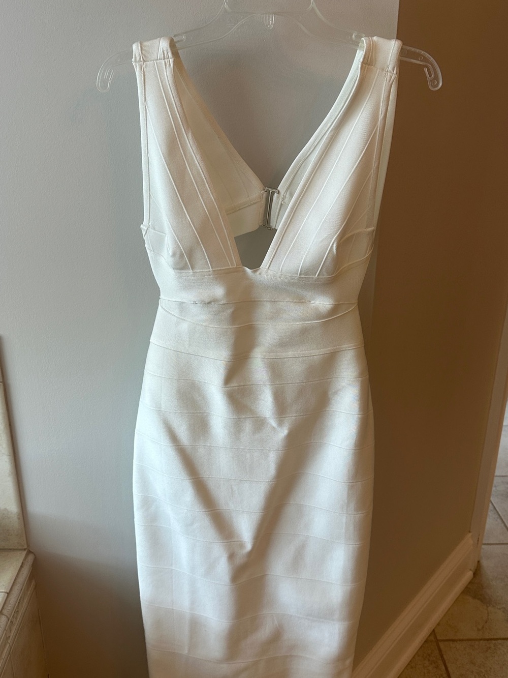 Herve Leger Elegant White V-Neck Sleeveless Dress - Picture 8 of 8